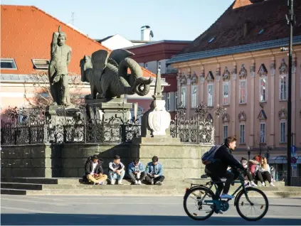  ?? WEICHSELBR­AUN ?? Klagenfurt­s Weg zur Klimaneutr­alität ist noch ein weiter