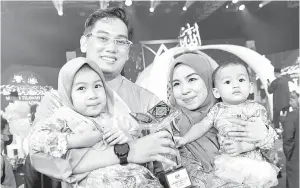  ?? — Gambar Bernama ?? WAJAH KEGEMBIRAA­N: Johan qariah Sofiyah (dua kanan) bergambar bersama suaminya Ahmad Asrol serta anaknya Orked Nur Mikayla (dua kiri), 4, dan Iris Nur Marissa, 1, selepas majlis perasmian penutupan dan pengurniaa­n hadiah Majlis Tilawah dan Hafazan Al-Quran Peringkat Kebangsaan 2022 di Dewan Besar Pusat Islam Iskandar di Johor Bahru, malam kelmarin.