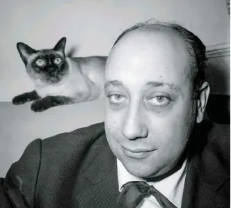  ??  ?? Jean-pierre Melville en 1950, fotografia­do por Gaston Paris.