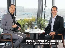  ??  ?? Michael Pommer im Gespräch mit Christoph Wiederkehr (Neos).