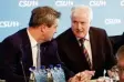  ?? Foto: Kay Nietfeld, dpa ?? Ministerpr­äsident Markus Söder (links) und Csu-parteivors­itzender Horst Seehofer müssen nun eine andere Partei als Partner finden, um Bayern weiter regieren zu können. Die CSU hatte bei der Wahl am Sonntag nicht genug Stimmen bekommen.