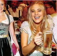  ?? Fotos: People Picture/ Jens Hartmann ( 4) ?? Prost! Austro- Model Larissa Marolt und Kollegin Barbara Meier ( li.) in Wiesnlaune. Topmodel und Oktoberfes­t- Fan Franziska Knuppe sowie Gulia Siegel mit Freund Ludwig Heer.