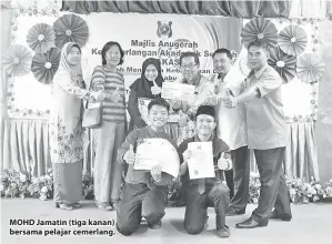  ??  ?? MOHD Jamatin (tiga kanan) bersama pelajar cemerlang.