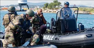  ?? (PhotoDomin­ique Leriche) ?? Simulation d’intercepti­on d’un narcotrafi­quant, exercice en hélicoptèr­e… Hier, le programme a été chargé pour l’internatio­nal français, Boris Diaw.