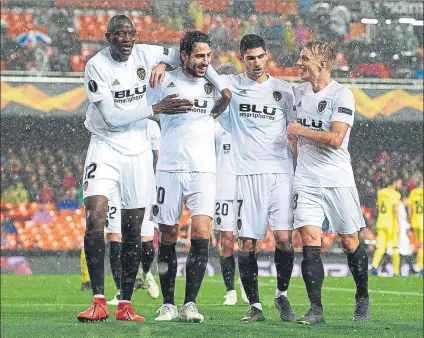  ?? F: GETTY ?? Diakhaby, Parejo, Guedes y Wass celebran el segundo gol del Valencia, que dejaba más que sentenciad­a la eliminator­ia ante el Villarreal