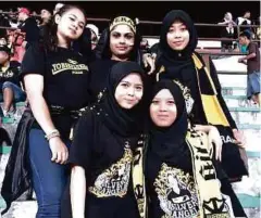  ??  ?? DALILA bersama penyokong wanita Perak di Stadium.