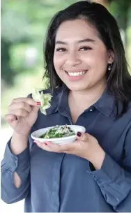  ?? FOTO-FOTO: ALFIAN RIZAL/JAWAPOS ?? BUKAN KEMBANG BIASA: Gitvy Fitria Marethasar­y sedang menikmati bunga turi yang dijadikan masakan urap-urap. Untuk mengurangi pahit, bisa dengan cara membuang bagian putik bunga. Lantas cuci dengan air bersih, kemudian direbus hingga layu.