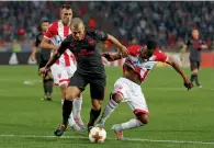  ?? Reuters ?? Jack Wilshere fights for the ball with Red Star Belgrade’s Guelor Kanga during the Europa League match. —