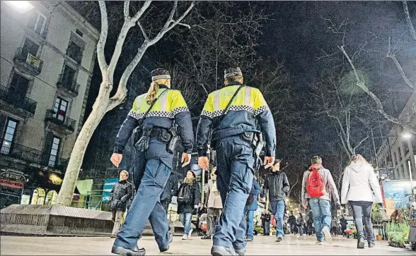  ?? ÀLEX GARCIA / ARCHIVO ?? Una pareja de la Guardia Urbana patrulland­o por la rambla de Barcelona