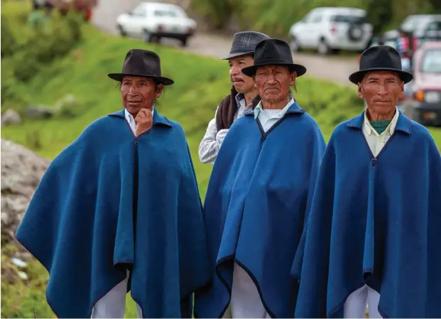  ??  ?? El poncho azul otavaleño, pieza indispensa­ble de su atuendo. / The Otavaleño’s blue poncho, a central piece of their attire.