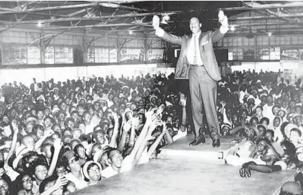  ?? THOMAS R. BADEN ?? Hoppy Adams, a DJ with the radio station WANN, emcees a show at Carr’s Beach around 1964.