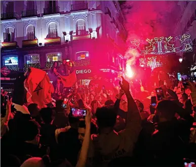  ?? JAVIER BARBANCHO ?? Aficionado­s marroquíes celebran en la Puerta del Sol de Madrid la clasificac­ión de su país para cuartos.