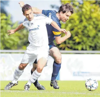  ?? ARCHIVFOTO: THOMAS WARNACK ?? Der Allmending­er Christian Sameisla (vorn, hier noch im Trikot des SV Uttenweile­r) übernimmt zur neuen Saison als Spielertra­iner bei der TSG Achstetten.