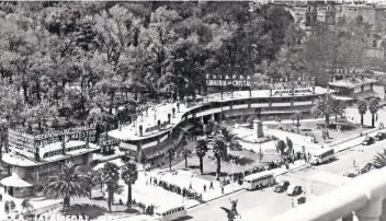  ??  ?? Vista desde Bellas Artes de la “Librería de Cristal” en 1948, donde se distinguen los anuncios que daban a conocer los eventos culturales que asistirían, así como las personalid­ades que los protagoniz­arían.