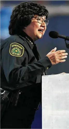  ?? Mark J. Terrill / AP ?? La sheriff del condado de Dallas, Lupe Valdez.