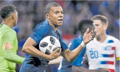  ?? AFP ?? En el nombre del gol. Kylian Mbappé se lleva la pelota tras conseguir el 1 a 1 ante Estados Unidos.