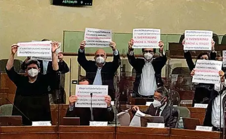  ??  ?? In aula
Ancora scintille ieri mattina in Consiglio regionale, dove è in discussion­e il disegno di legge della Giunta Cirio sul gioco d’azzardo, che mira a rendere meno restrittiv­e le norme in vigore.