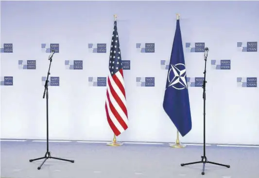  ?? Reuters ?? Les banderes dels EUA i de l’OTAN, abans d’una compareixe­nça conjunta de les seves autoritats a la seu de l’Aliança Atlàntica a Brussel·les.