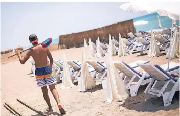  ?? FOTO: DPA ?? So leer war es am Strand von Antalya im Jahr 2016 – seither haben sich die Besucherza­hlen erholt.