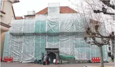  ?? FOTO: SCHEIDERER ?? Als ob der Verpackung­skünstler Christo tätig gewesen wäre: Das Bürgerspit­al am Spritzenha­usplatz präsentier­t sich derzeit zugehängt. Die Fassade muss samt dem schmucken Fachwerk saniert werden.