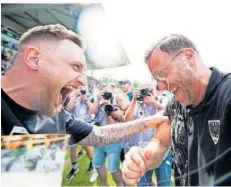  ?? FOTO: IMAGO IMAGES ?? Der Ex-Saarbrücke­r Alexander Hahn hat Münsters Meistertra­iner Sascha Hildmann gerade mit einem riesigen Glas Bier abgeduscht.