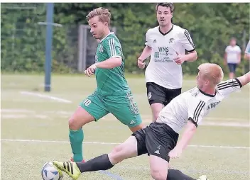  ?? FOTO: ARCHIV ?? Auf Fischelns Mittelfeld­spieler Kevin Breuer (l.) müssen die Kapellener am Mittwochab­end besonders achten. In der Saison 18/19 bereitete er sieben Treffer vor und traf fünf Mal selbst.