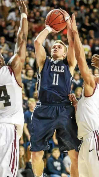  ?? JOHN VANACORE — FOR THE REGISTER ?? Yale’s Makai Mason shoots a jumper during the Bulldogs’ 52-50loss to Harvard on Saturday night at Lee Ampitheate­r in New Haven.