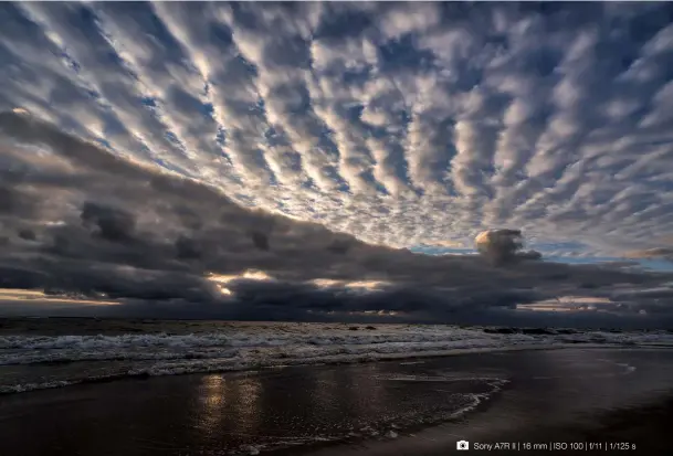  ??  ?? Meer & Wolken Am Meer, wie hier auf Sylt, sieht man immer wieder spektakulä­re Wolkenstim­mungen. Hier verdeckt die tiefhängen­de untere Wolke die Sonne, die oberen auffächern­den Wolken werden somit indirekt beleuchtet. Zwei kleine Wolkenlück­en tupfen...