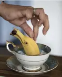  ??  ?? En oskalad banan har precis den rätta formen för en delfin och det frusna tranbäret får symboliser­a en boll. Yoghurten får sin blåa färg av spirulina.