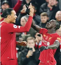  ?? PAUL ELLIS/AFP PHOTO ?? MENGUNTUNG­KAN MANTAN: Sadio Mane (kanan) dan Virgil van Dijk setelah laga melawan Manchester City (10/11/2019).