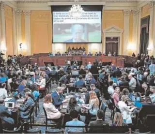  ?? // AFP ?? Un tuit de Trump es mostrado durante la reunión del comité