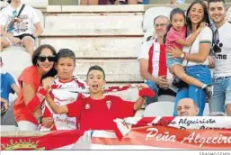  ?? ERASMO FENOY ?? Padres, madres e hijos, en un partido del Algeciras.