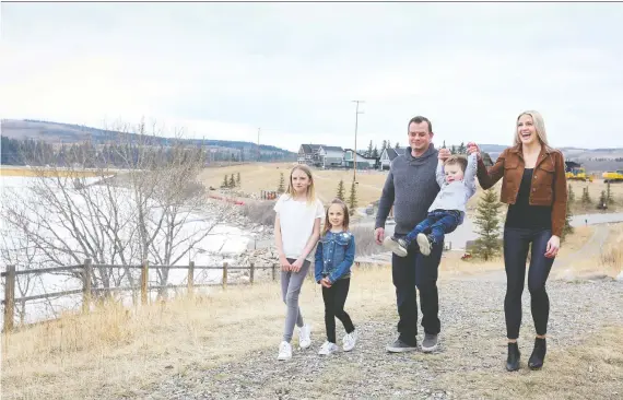  ?? PHOTOS: CHRISTINA RYAN ?? Brad and Kirsty Sanesh with their children Faith, 10, Paxton, six, and Shea, two, savour the lake lifestyle at Cottageclu­b at Ghost Lake.