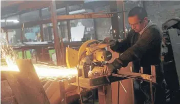  ??  ?? Las remuneraci­ones de manufactur­a crecieron 4,3% en marzo.