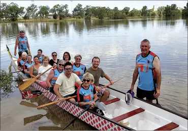  ?? PHOTO: NARRABRI COURIER ?? Right: Dubbo Dragons club paddlers in blue, from back,president Graeme Board, Robyn Diamond, Heather Ayson (left), Anna Mclaughlin, Joy Mcallister ( left), Sue Miles, Chris Robinson and Mark Bouchier. Local paddlers are Louise Tout, Nicky Shields, Joan O’neill, Jessica Lauritsen, Bailey Lymar and Paul Bushby.