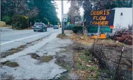  ?? HANNAH HAGEMANN — SANTA CRUZ SENTINEL ?? A sign warns residents of Boulder Creek of debris flow danger.