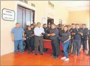  ??  ?? Autoridade­s y policías en el Palacio de Chemax en pasado acto. Este municipio no sacó buenas calificaci­ones en transparen­cia