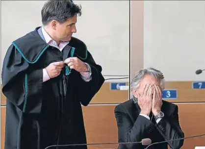  ?? NPF / GTRES ?? El director Roman Polanski y su abogado, en la audiencia judicial celebrada en Cracovia en septiembre