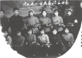  ??  ?? 1963年“五一”劳动节，某单位女民兵演出后手­持55式小口径步枪合­影