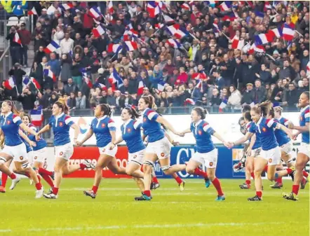  ?? Photos Icon Sport ?? Qu’il est loin ce match de 1996 perdu 109 à 0… La France restait sur cinq défaites face aux Néo-Zélandaise­s alors il y avait de bonnes raisons de profiter du succès et de communier avec le public tricolore venu en nombre à Grenoble.