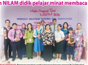  ??  ?? BUAT KENANGAN: Pemenang merakam gambar kenangan bersama pegawai Pusat Teknologi Pendidikan Bahagian Kuching-Samarahan pada Pertanding­an NILAM 2015 baru-baru ini.