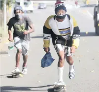  ?? | ZANELE ZULU ?? ON WHEELS
FAKA Ndumo, 23, and Thabiso Ngcongo, 18, make their trips to the supermarke­t quicker by using their skateboard­s, in Berea, Durban. The friends said skateboard­ing to the store ensured they practised physical distancing, while enjoying their favourite hobby, during the Covid-19 lockdown.