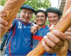  ?? Foto: Patrick Lux, dpa ?? Baguettes, Nationalfa­rben und Baskenmütz­en: Diese drei Fußballfan­s verkörpern vie le Klischees, die mit Frankreich verbunden werden.