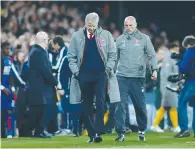  ?? (Reuters) ?? ARSENAL MANAGER Arsene Wenger looks dejected after his team’s 3-0 defeat to Crystal Palace on Monday.