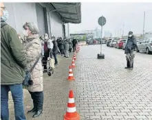  ?? FOTO: OFFERMANN ?? Das Drive-in Testzentru­m in Rommerskir­chen schlägt einen neuen Weg ein.