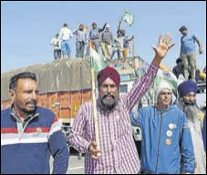  ?? PTI ?? Farmers protesting against the new agri laws on the KMP Expressway in New Delhi on Saturday.