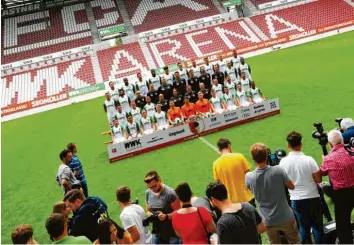  ?? Foto: Ulrich Wagner ?? Im Blickpunkt. Die Spieler präsentier­en sich für das offizielle FCA-Mannschaft­sfoto.