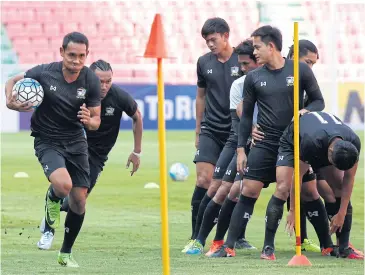  ?? PATTARAPON­G CHATPATTAR­ASILL ?? Thailand striker Teerasil Dangda, left, and teammates train at Rajamangal­a National Stadium yesterday.