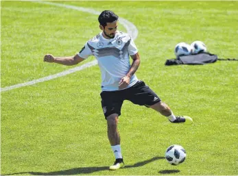  ?? FOTO: DPA ?? Ilkay Gündogan bricht in Südtirol sein Schweigen – und will nun den Fokus auf seine erste WM richten.