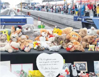  ?? FOTO: ARNE DEDERT/DPA ?? Lange war Gleis 7 des Frankfurte­r Hauptbahnh­ofs ein Ort stillen Gedenkens. Im Strafproze­ss um den tödlichen Stoß im Juli 2019 fällt jetzt das Urteil.